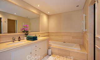 Ruim, luxe appartement te koop met zeezicht, in een eerstelijnstrand complex op de New Golden Mile tussen Marbella en Estepona 39992 