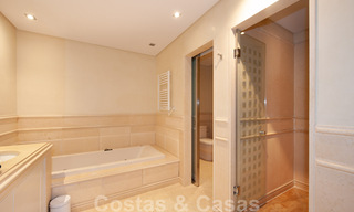 Ruim, luxe appartement te koop met zeezicht, in een eerstelijnstrand complex op de New Golden Mile tussen Marbella en Estepona 39993 