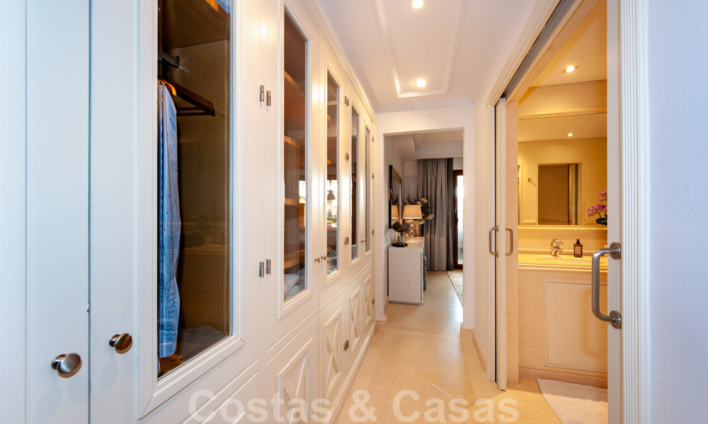 Ruim, luxe appartement te koop met zeezicht, in een eerstelijnstrand complex op de New Golden Mile tussen Marbella en Estepona 39995