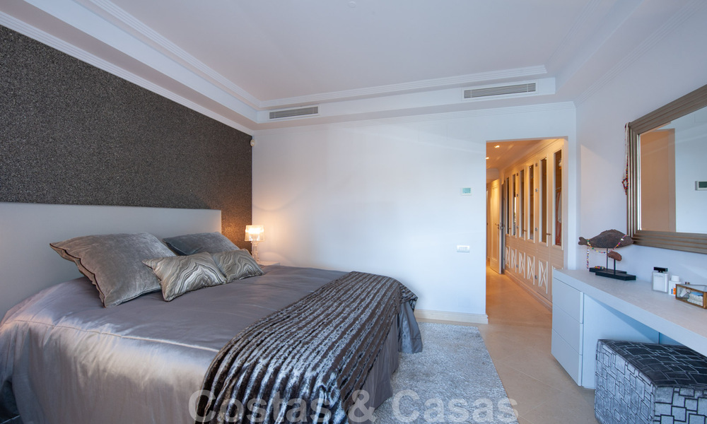 Ruim, luxe appartement te koop met zeezicht, in een eerstelijnstrand complex op de New Golden Mile tussen Marbella en Estepona 39996