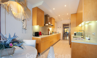 Ruim, luxe appartement te koop met zeezicht, in een eerstelijnstrand complex op de New Golden Mile tussen Marbella en Estepona 39998 