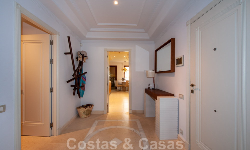 Ruim, luxe appartement te koop met zeezicht, in een eerstelijnstrand complex op de New Golden Mile tussen Marbella en Estepona 40003