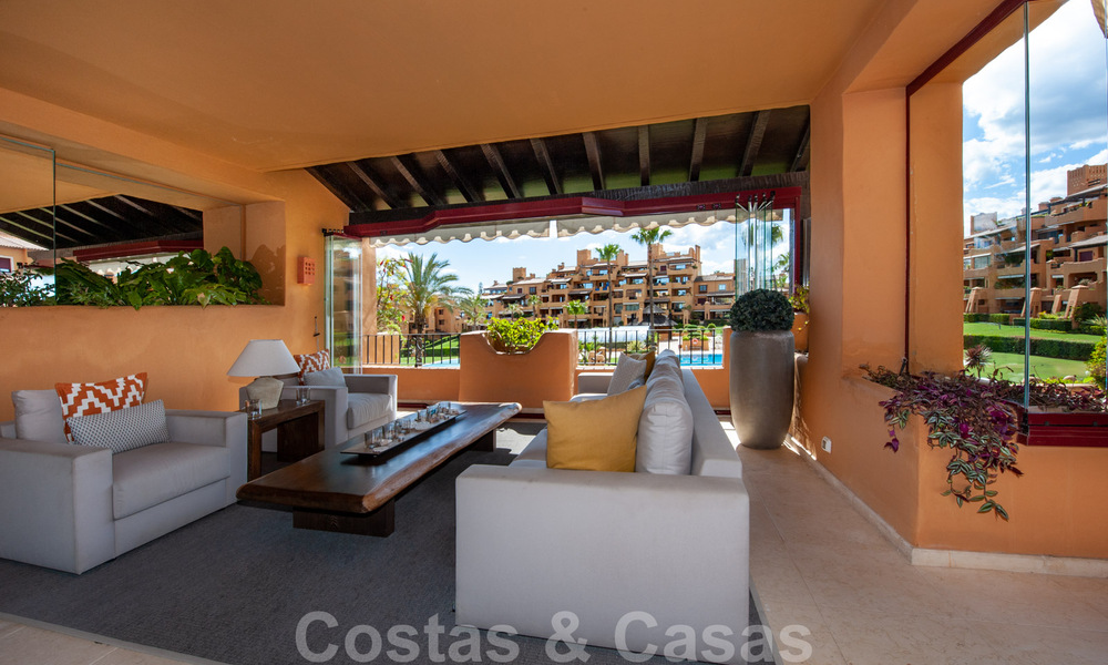 Ruim, luxe appartement te koop met zeezicht, in een eerstelijnstrand complex op de New Golden Mile tussen Marbella en Estepona 40005