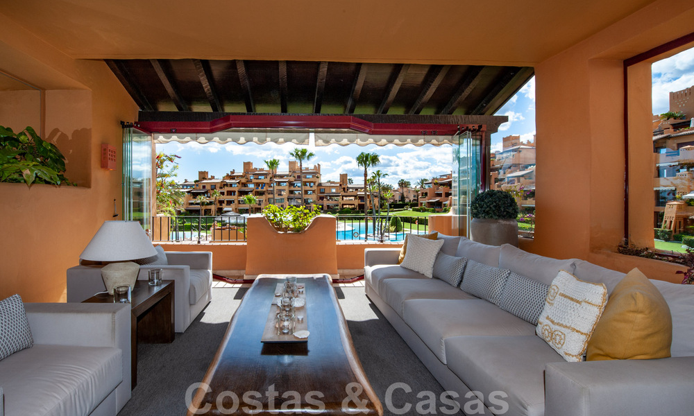 Ruim, luxe appartement te koop met zeezicht, in een eerstelijnstrand complex op de New Golden Mile tussen Marbella en Estepona 40006