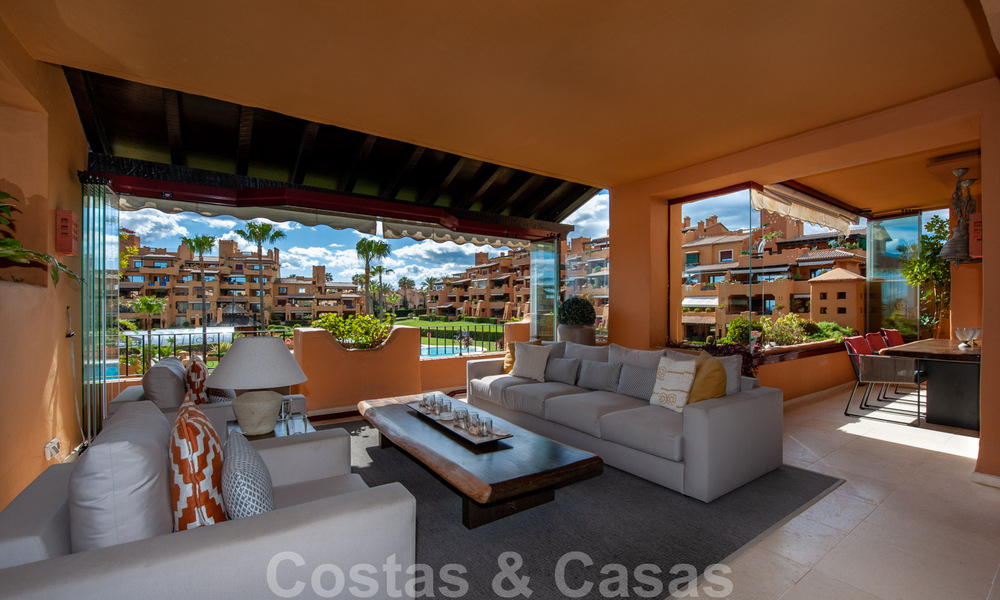 Ruim, luxe appartement te koop met zeezicht, in een eerstelijnstrand complex op de New Golden Mile tussen Marbella en Estepona 40007