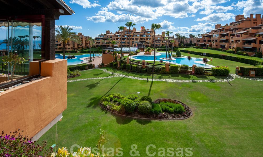 Ruim, luxe appartement te koop met zeezicht, in een eerstelijnstrand complex op de New Golden Mile tussen Marbella en Estepona 40013