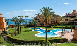 Ruim, luxe appartement te koop met zeezicht, in een eerstelijnstrand complex op de New Golden Mile tussen Marbella en Estepona 40015 