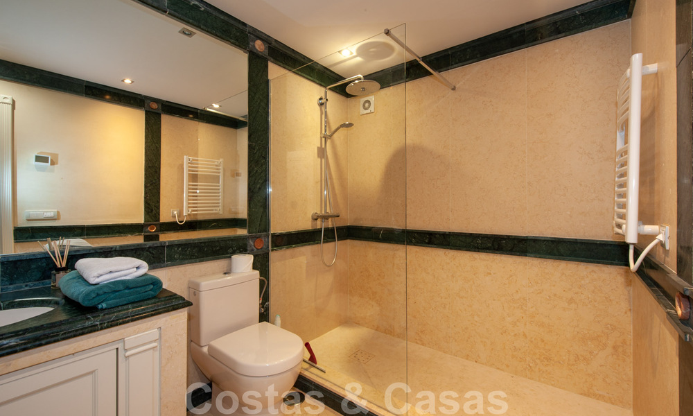 Ruim, luxe appartement te koop met zeezicht, in een eerstelijnstrand complex op de New Golden Mile tussen Marbella en Estepona 40020