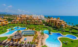 Ruim, luxe appartement te koop met zeezicht, in een eerstelijnstrand complex op de New Golden Mile tussen Marbella en Estepona 40021 