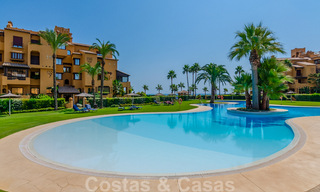 Ruim, luxe appartement te koop met zeezicht, in een eerstelijnstrand complex op de New Golden Mile tussen Marbella en Estepona 40022 