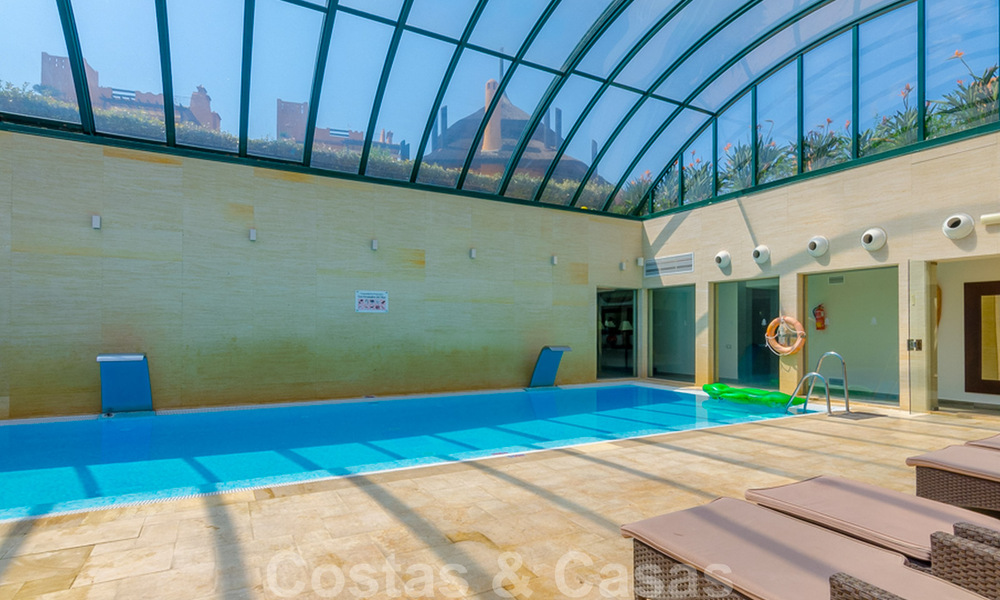 Ruim, luxe appartement te koop met zeezicht, in een eerstelijnstrand complex op de New Golden Mile tussen Marbella en Estepona 40025