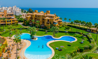 Los Granados del Mar: Exclusieve eerstelijns strand appartementen en penthouses te koop op de New Golden Mile tussen Marbella en Estepona 40035 