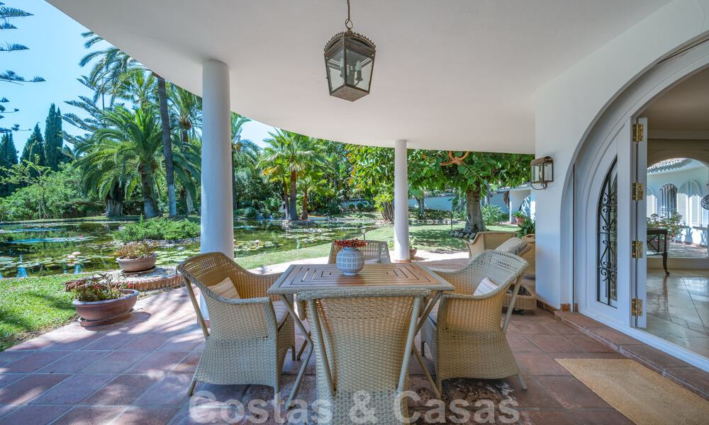 Architecturale bungalow - villa te koop met prachtige vijver op de Golden Mile, Marbella 40334