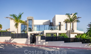 Speciale, architecturale villa te koop in een gated community in Nueva Andalucia, Marbella 40455 