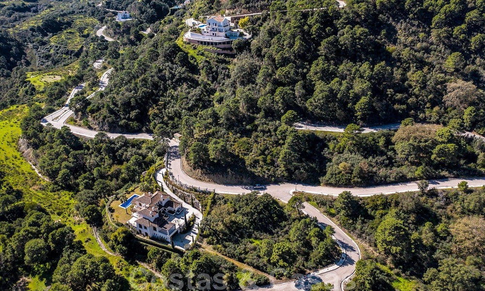 Moderne villa te koop in een natuurlijke omgeving, met panoramisch uitzicht op de vallei en de zee, in een gated resort in Benahavis - Marbella 40525