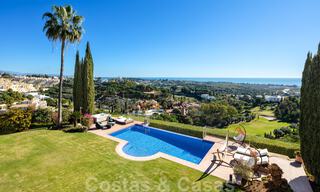 Charmante, Spaanse, luxevilla te koop, eerstelijns golf met open uitzicht over de golfbaan en de zee in Marbella - Benahavis 40881 