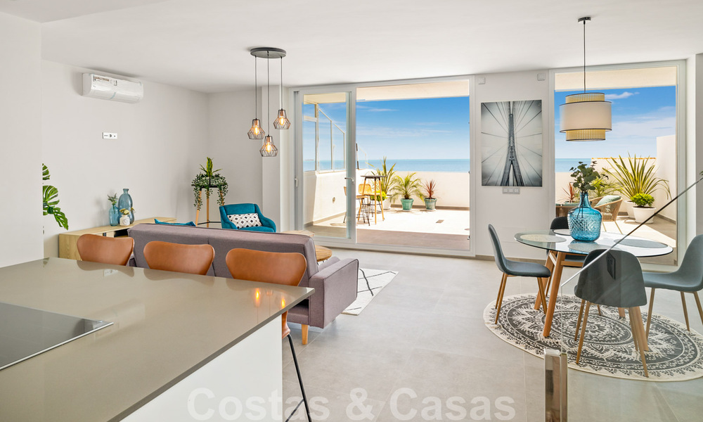 Volledig gerenoveerd penthouse te koop, met panoramisch zeezicht in een eerstelijnstrand complex in West Estepona 41074