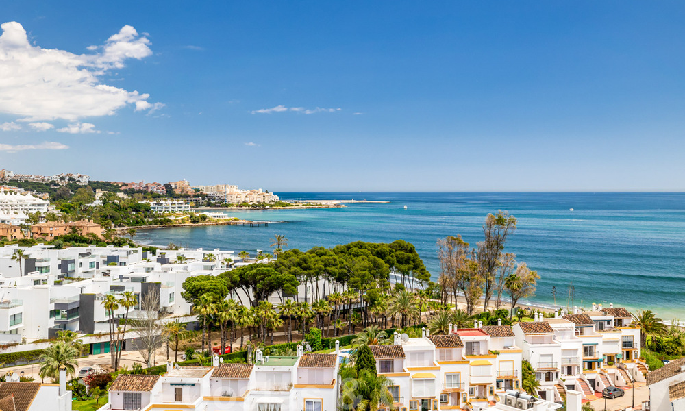 Volledig gerenoveerd penthouse te koop, met panoramisch zeezicht in een eerstelijnstrand complex in West Estepona 41092