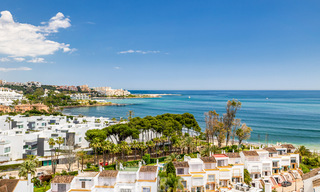 Volledig gerenoveerd penthouse te koop, met panoramisch zeezicht in een eerstelijnstrand complex in West Estepona 41092 