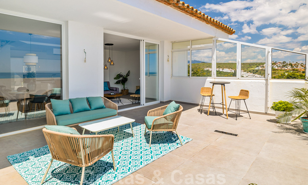 Volledig gerenoveerd penthouse te koop, met panoramisch zeezicht in een eerstelijnstrand complex in West Estepona 41099