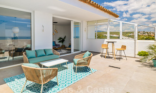 Volledig gerenoveerd penthouse te koop, met panoramisch zeezicht in een eerstelijnstrand complex in West Estepona 41099 