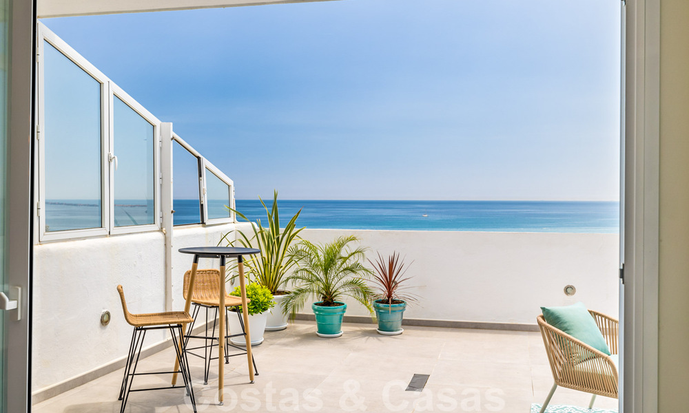 Volledig gerenoveerd penthouse te koop, met panoramisch zeezicht in een eerstelijnstrand complex in West Estepona 41101