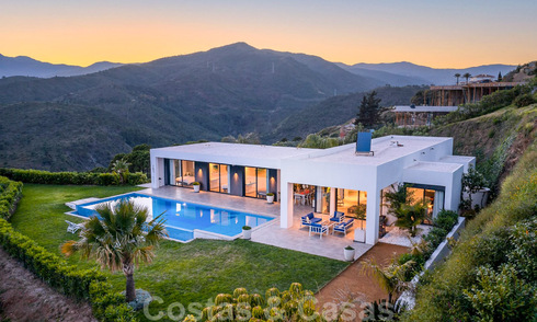 Instapklare, moderne luxevilla te koop met panoramisch berg- en zeezicht in een gated resort in Marbella - Benahavis 41034