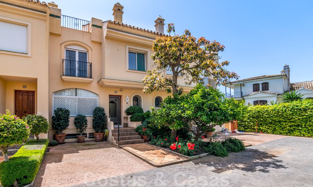 Spaans luxe rijhuis te koop, direct aan zee, in een gated community, met panoramisch zeezicht en op loopafstand van Estepona centrum 40825