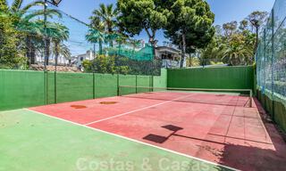 Spaans luxe rijhuis te koop, direct aan zee, in een gated community, met panoramisch zeezicht en op loopafstand van Estepona centrum 40827 