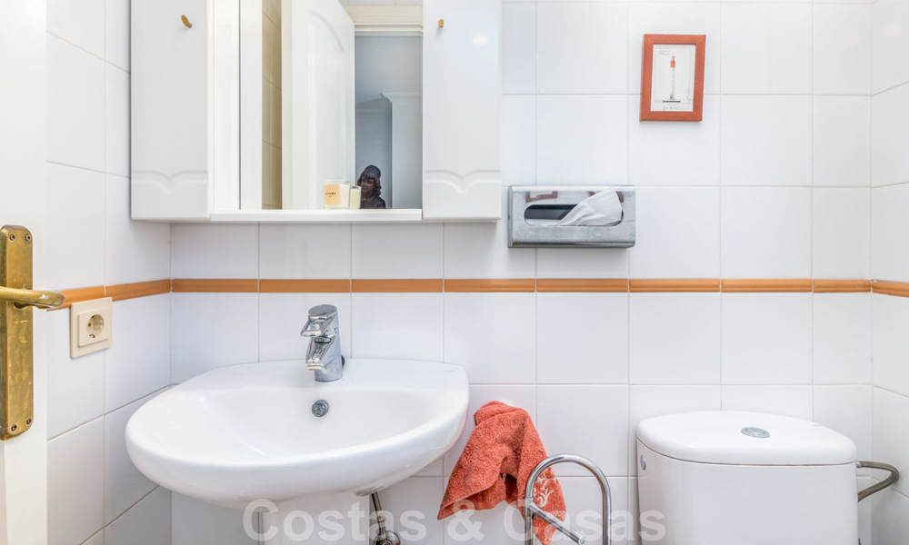 Spaans luxe rijhuis te koop, direct aan zee, in een gated community, met panoramisch zeezicht en op loopafstand van Estepona centrum 40828