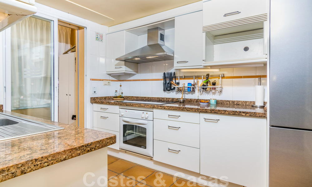 Spaans luxe rijhuis te koop, direct aan zee, in een gated community, met panoramisch zeezicht en op loopafstand van Estepona centrum 40829