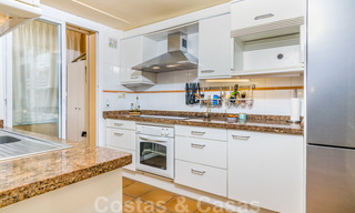 Spaans luxe rijhuis te koop, direct aan zee, in een gated community, met panoramisch zeezicht en op loopafstand van Estepona centrum 40829 