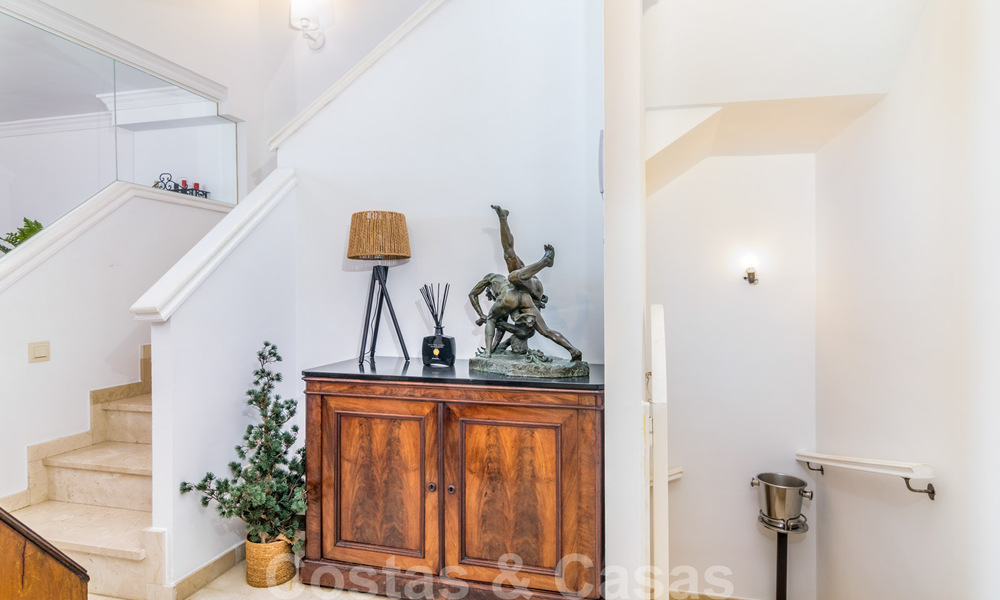 Spaans luxe rijhuis te koop, direct aan zee, in een gated community, met panoramisch zeezicht en op loopafstand van Estepona centrum 40831