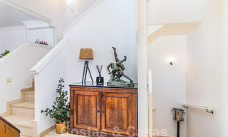 Spaans luxe rijhuis te koop, direct aan zee, in een gated community, met panoramisch zeezicht en op loopafstand van Estepona centrum 40831 