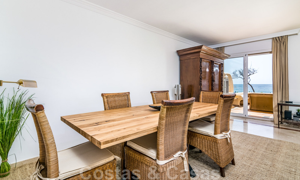 Spaans luxe rijhuis te koop, direct aan zee, in een gated community, met panoramisch zeezicht en op loopafstand van Estepona centrum 40833