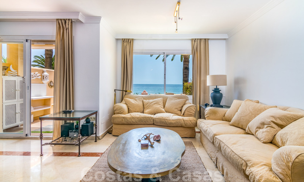 Spaans luxe rijhuis te koop, direct aan zee, in een gated community, met panoramisch zeezicht en op loopafstand van Estepona centrum 40834