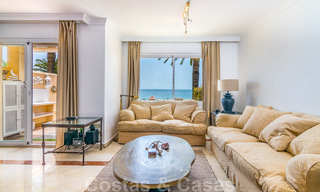 Spaans luxe rijhuis te koop, direct aan zee, in een gated community, met panoramisch zeezicht en op loopafstand van Estepona centrum 40834 