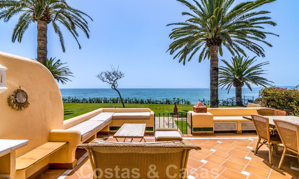Spaans luxe rijhuis te koop, direct aan zee, in een gated community, met panoramisch zeezicht en op loopafstand van Estepona centrum 40836