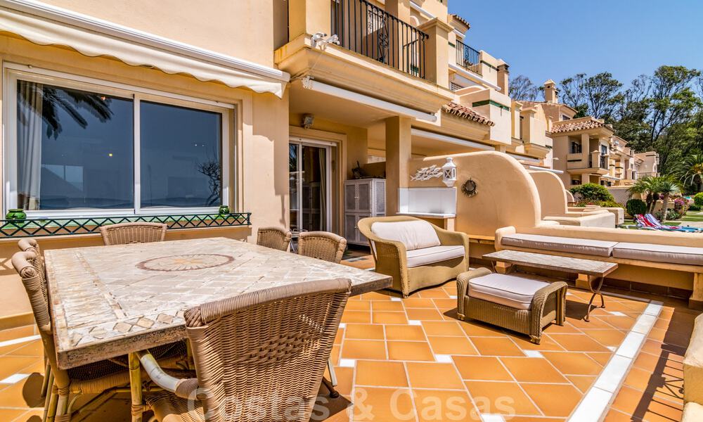 Spaans luxe rijhuis te koop, direct aan zee, in een gated community, met panoramisch zeezicht en op loopafstand van Estepona centrum 40840