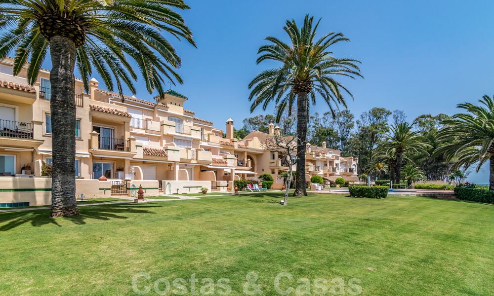 Spaans luxe rijhuis te koop, direct aan zee, in een gated community, met panoramisch zeezicht en op loopafstand van Estepona centrum 40842