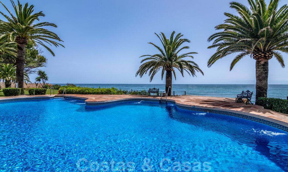 Spaans luxe rijhuis te koop, direct aan zee, in een gated community, met panoramisch zeezicht en op loopafstand van Estepona centrum 40845