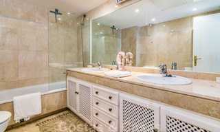 Spaans luxe rijhuis te koop, direct aan zee, in een gated community, met panoramisch zeezicht en op loopafstand van Estepona centrum 40850 