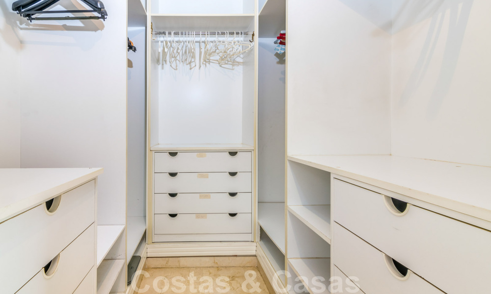 Spaans luxe rijhuis te koop, direct aan zee, in een gated community, met panoramisch zeezicht en op loopafstand van Estepona centrum 40851