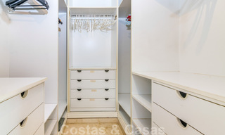 Spaans luxe rijhuis te koop, direct aan zee, in een gated community, met panoramisch zeezicht en op loopafstand van Estepona centrum 40851 