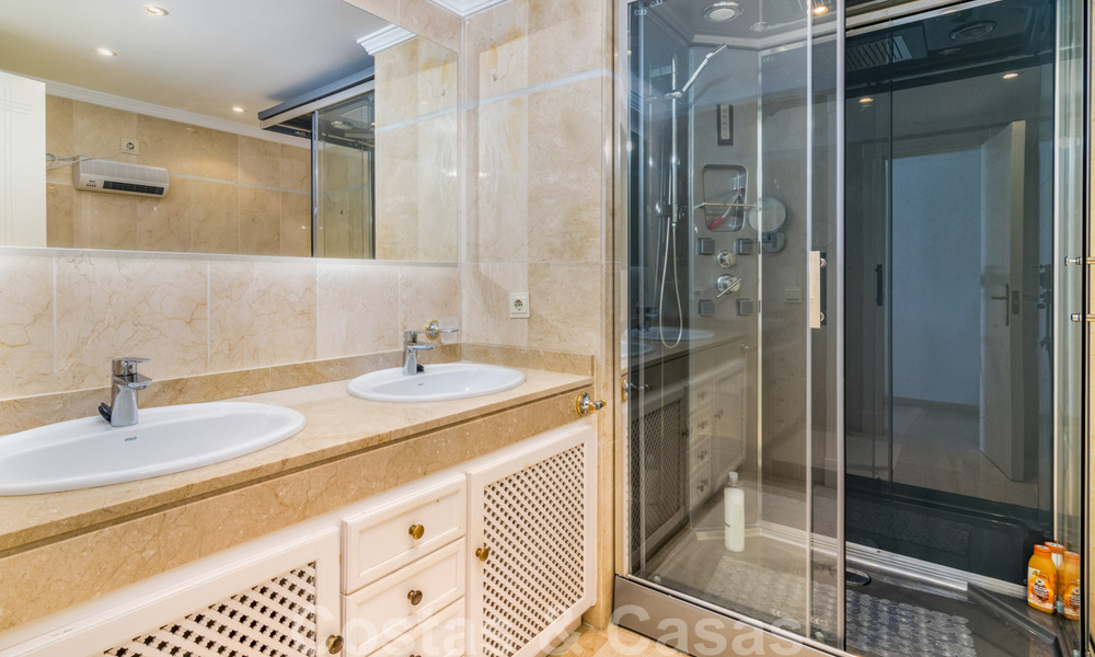 Spaans luxe rijhuis te koop, direct aan zee, in een gated community, met panoramisch zeezicht en op loopafstand van Estepona centrum 40852