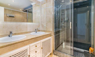 Spaans luxe rijhuis te koop, direct aan zee, in een gated community, met panoramisch zeezicht en op loopafstand van Estepona centrum 40852 