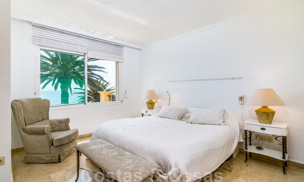 Spaans luxe rijhuis te koop, direct aan zee, in een gated community, met panoramisch zeezicht en op loopafstand van Estepona centrum 40853