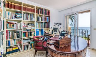 Spaans luxe rijhuis te koop, direct aan zee, in een gated community, met panoramisch zeezicht en op loopafstand van Estepona centrum 40854 