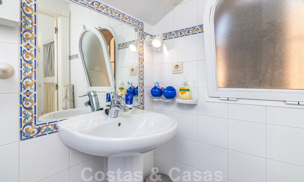 Spaans luxe rijhuis te koop, direct aan zee, in een gated community, met panoramisch zeezicht en op loopafstand van Estepona centrum 40858