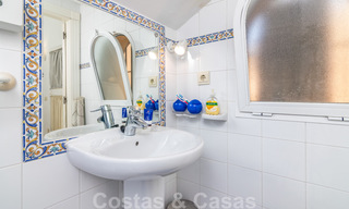 Spaans luxe rijhuis te koop, direct aan zee, in een gated community, met panoramisch zeezicht en op loopafstand van Estepona centrum 40858 